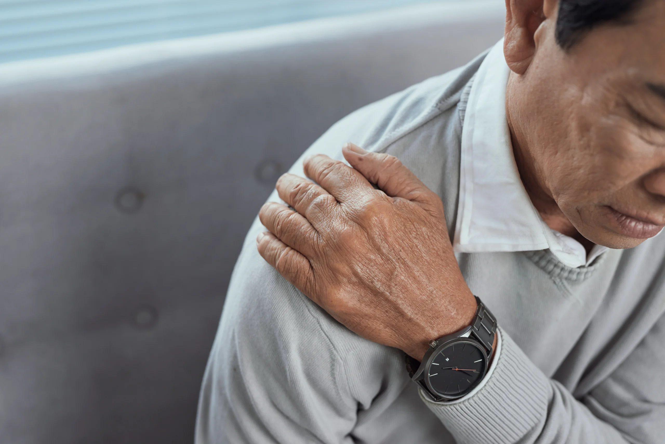 Person wondering if he has a rotator cuff tear or shoulder impingement